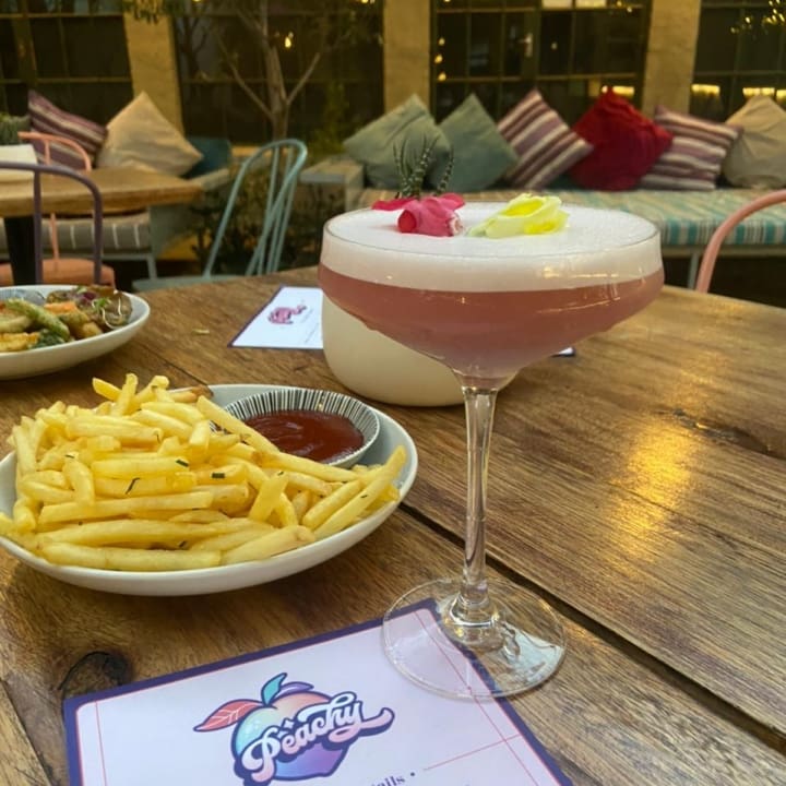 image of cocktail and chips in a restaurant