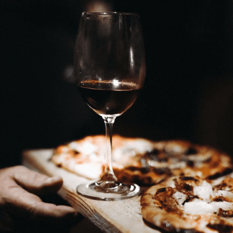 Pizza and wine at Landje