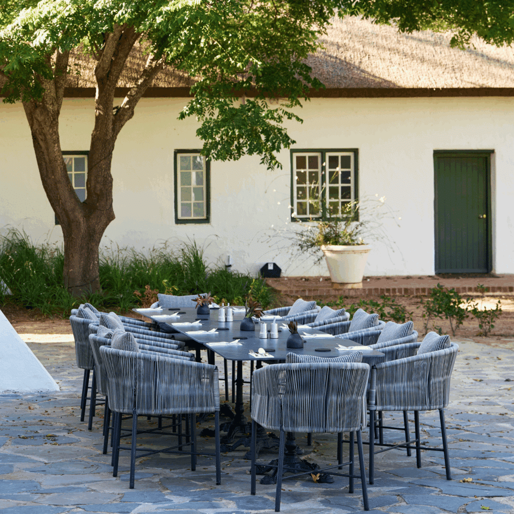 outside seating area of Geuwels